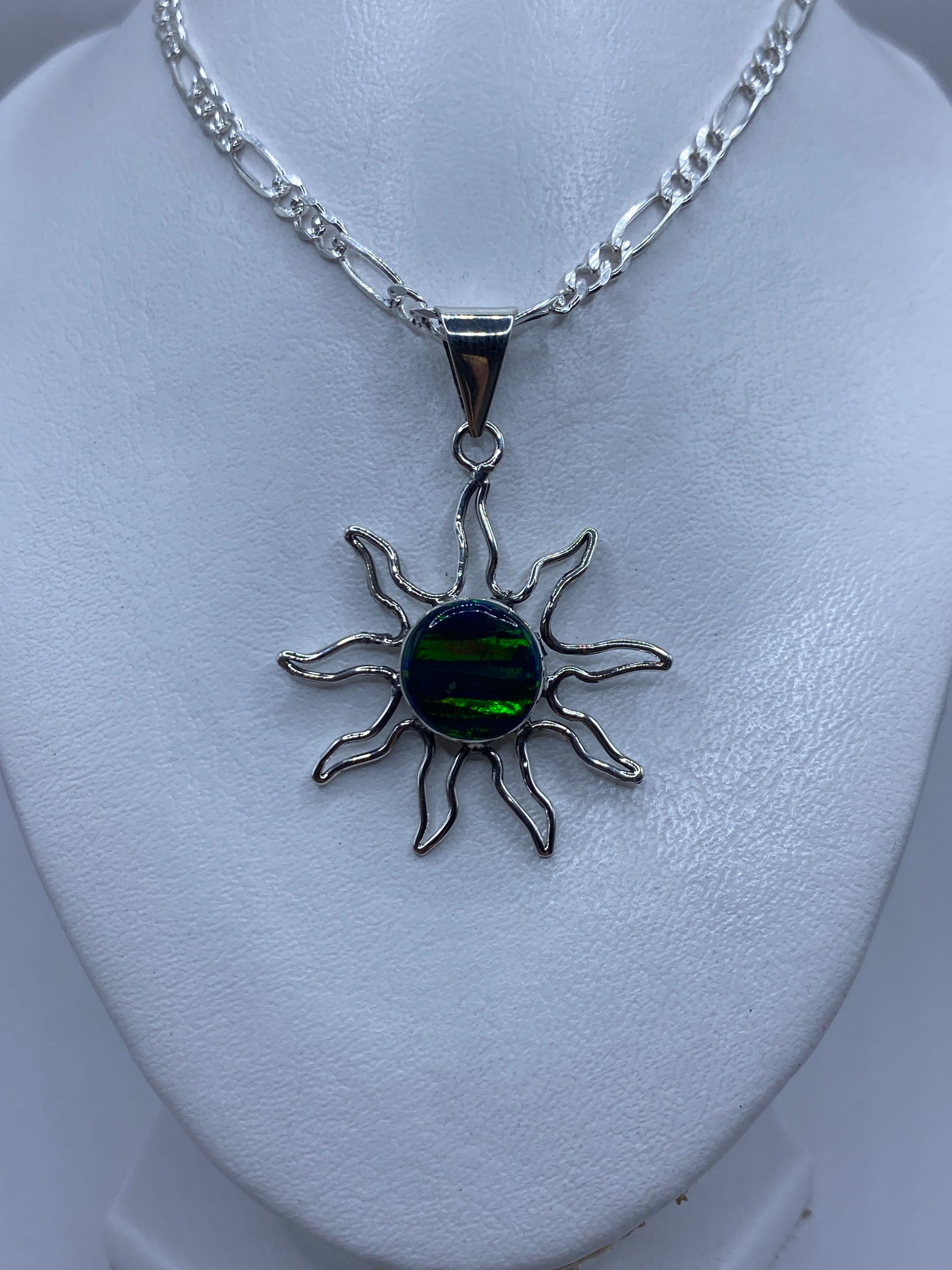 Detalle del ópalo de fuego verde engastado a mano en plata .950