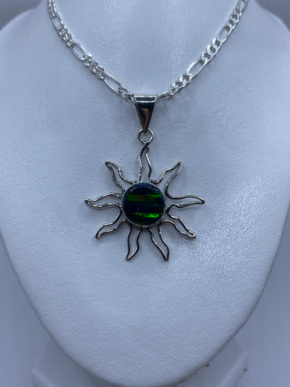 Detalle del ópalo de fuego verde engastado a mano en plata .950
