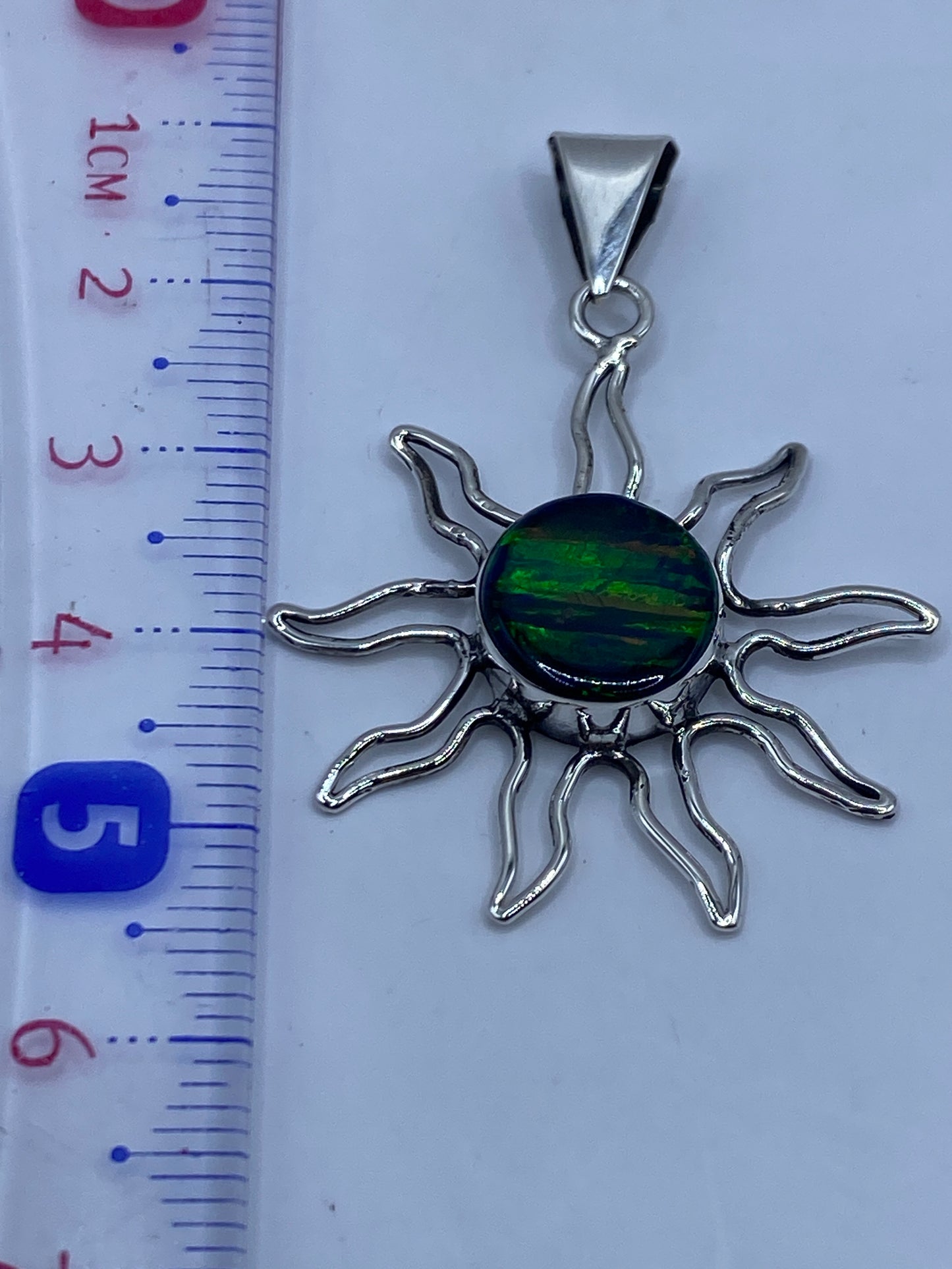 Dije sol sobre medidor de centímetros, mostrando el tamaño de 5.1 cm