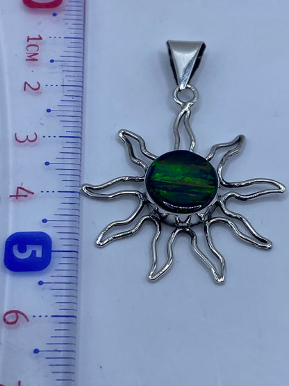 Dije sol sobre medidor de centímetros, mostrando el tamaño de 5.1 cm