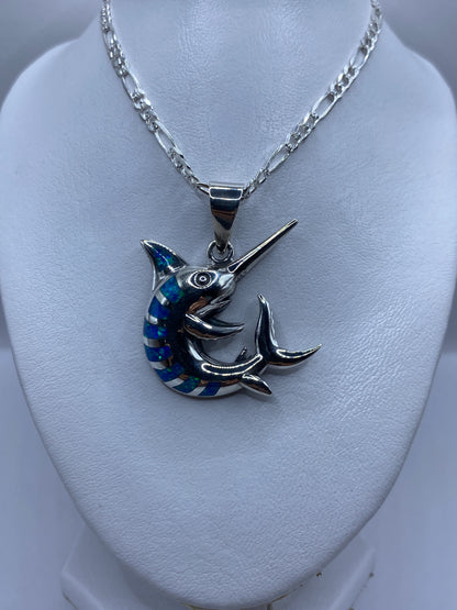 Detalle del engaste de ópalo azul en el cuerpo del marlin de plata