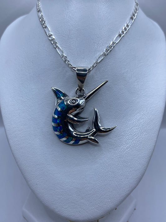 Detalle del engaste de ópalo azul en el cuerpo del marlin de plata