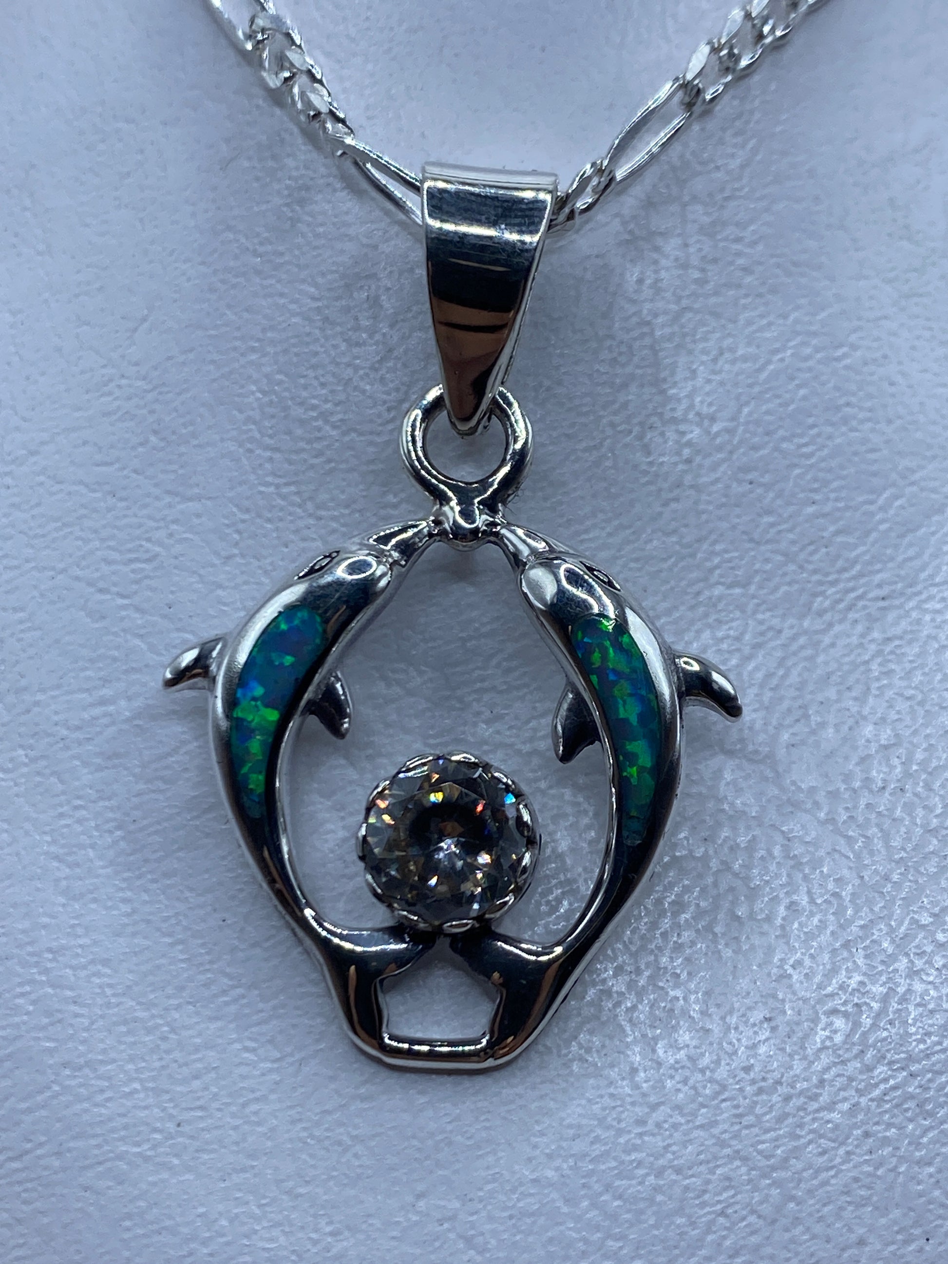 Dije de delfín en plata .950 con ópalo de fuego azul, colgando de cadena plateada