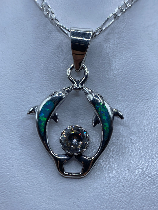 Dije de delfín en plata .950 con ópalo de fuego azul, colgando de cadena plateada