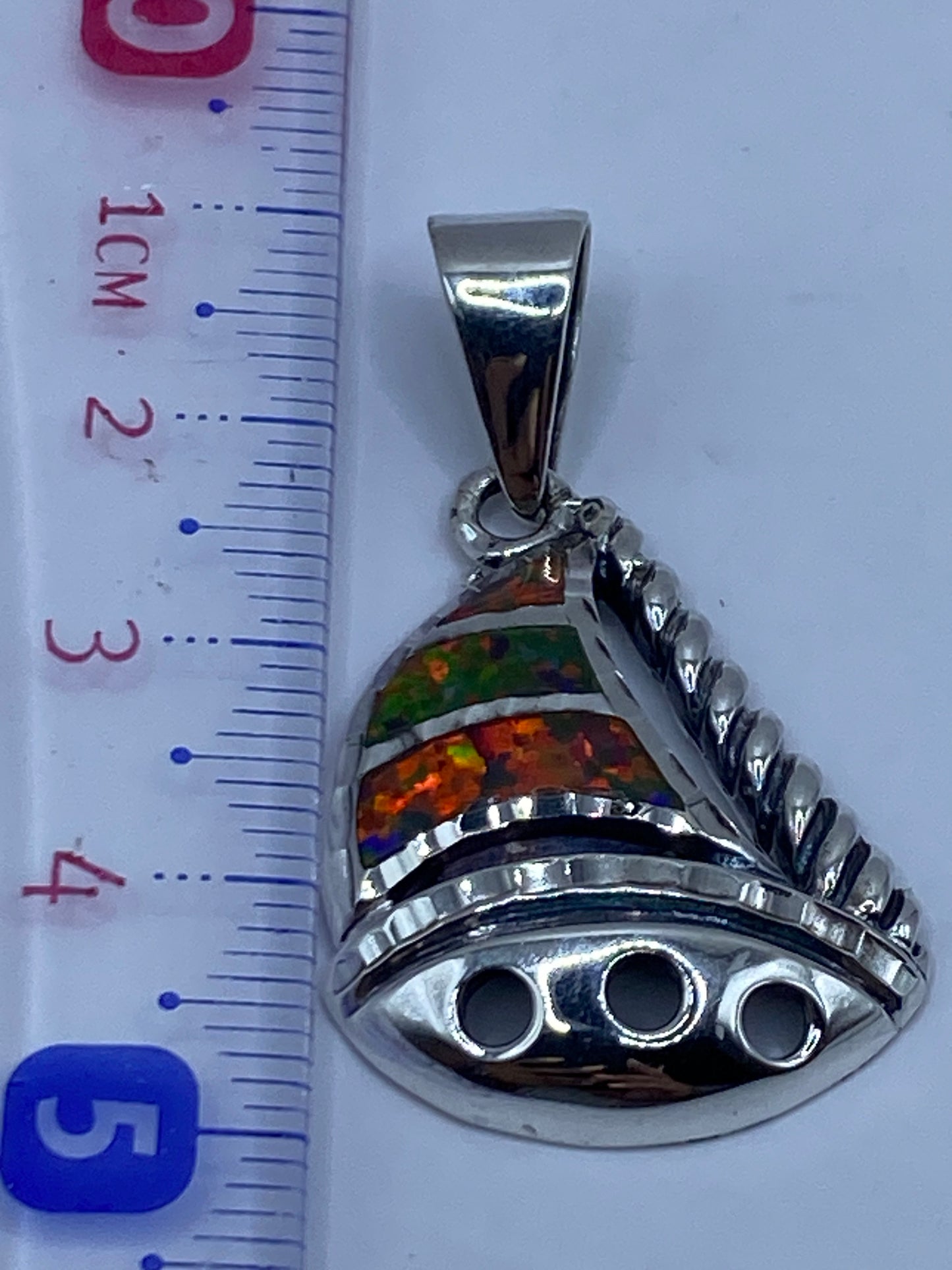 Dije de 4.7 cm en escala con regla, mostrando el tamaño real del pendant