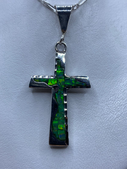 Dije cruz de plata .950 con ópalo de fuego verde limón sobre cadena figaro
