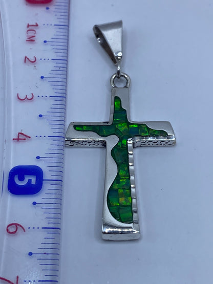 Dije de plata .950 sobre regla, midiendo 6 cm de largo, con peso de 5.3 gramos