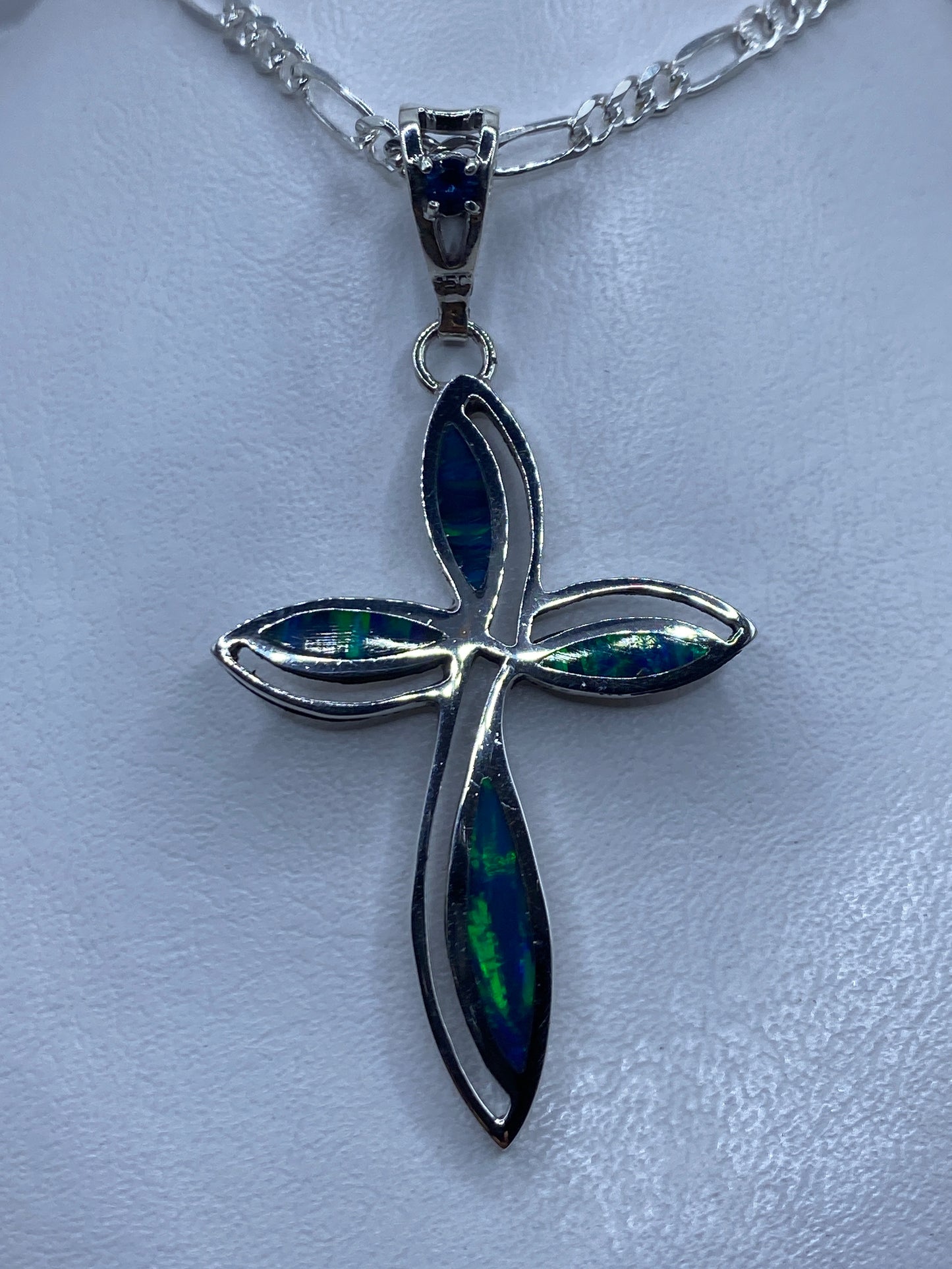 Dije cruz de plata con Opalo de Fuego azul engastado a mano