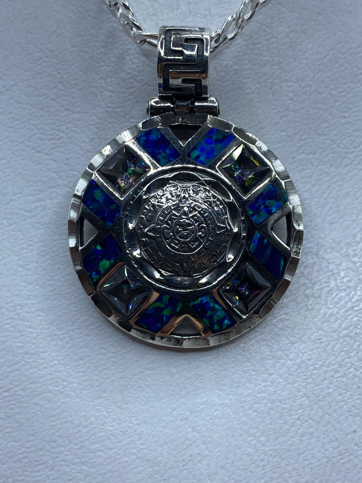 Dije cruz de plata .950 con Ópalo de Fuego azul engastado, colgando de cadena