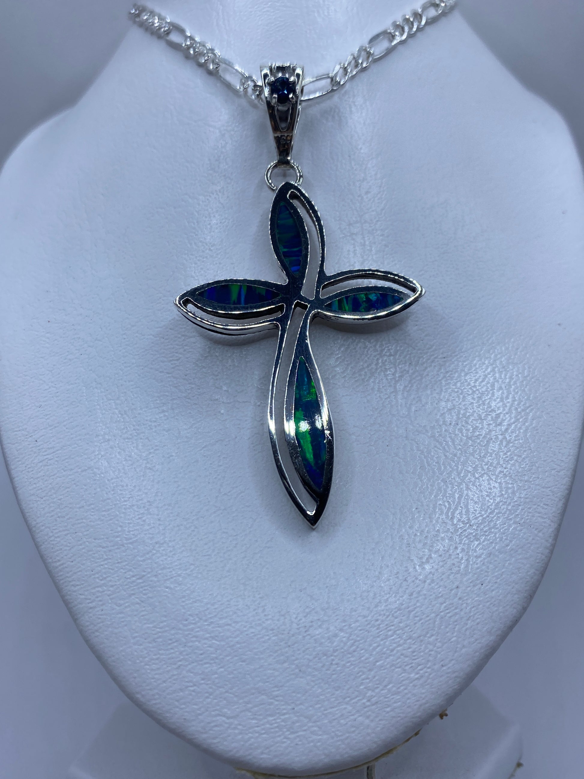 Cruz de plata .950 sobre metro para escala, mostrando 7.1 cm de largo