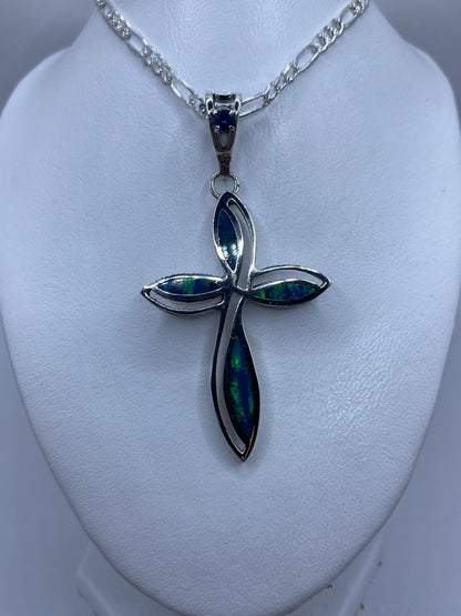 Detalle del Opalo de Fuego azul con reflejos verdes en la cruz