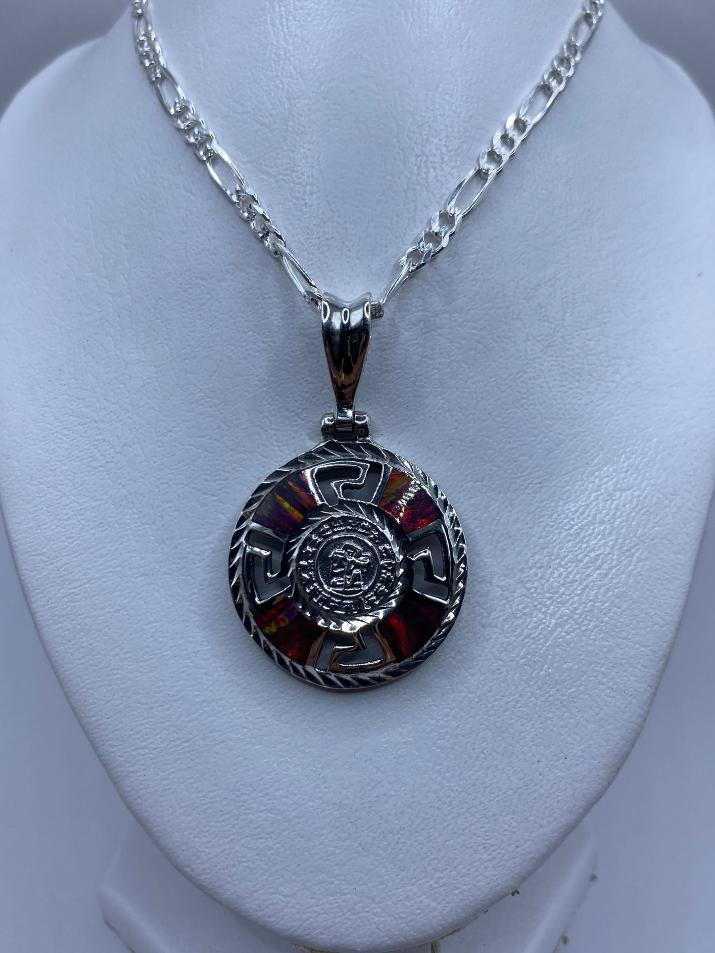 Detalle del medallón azteca con incrustación de ópalo de fuego multicolor en plata .950