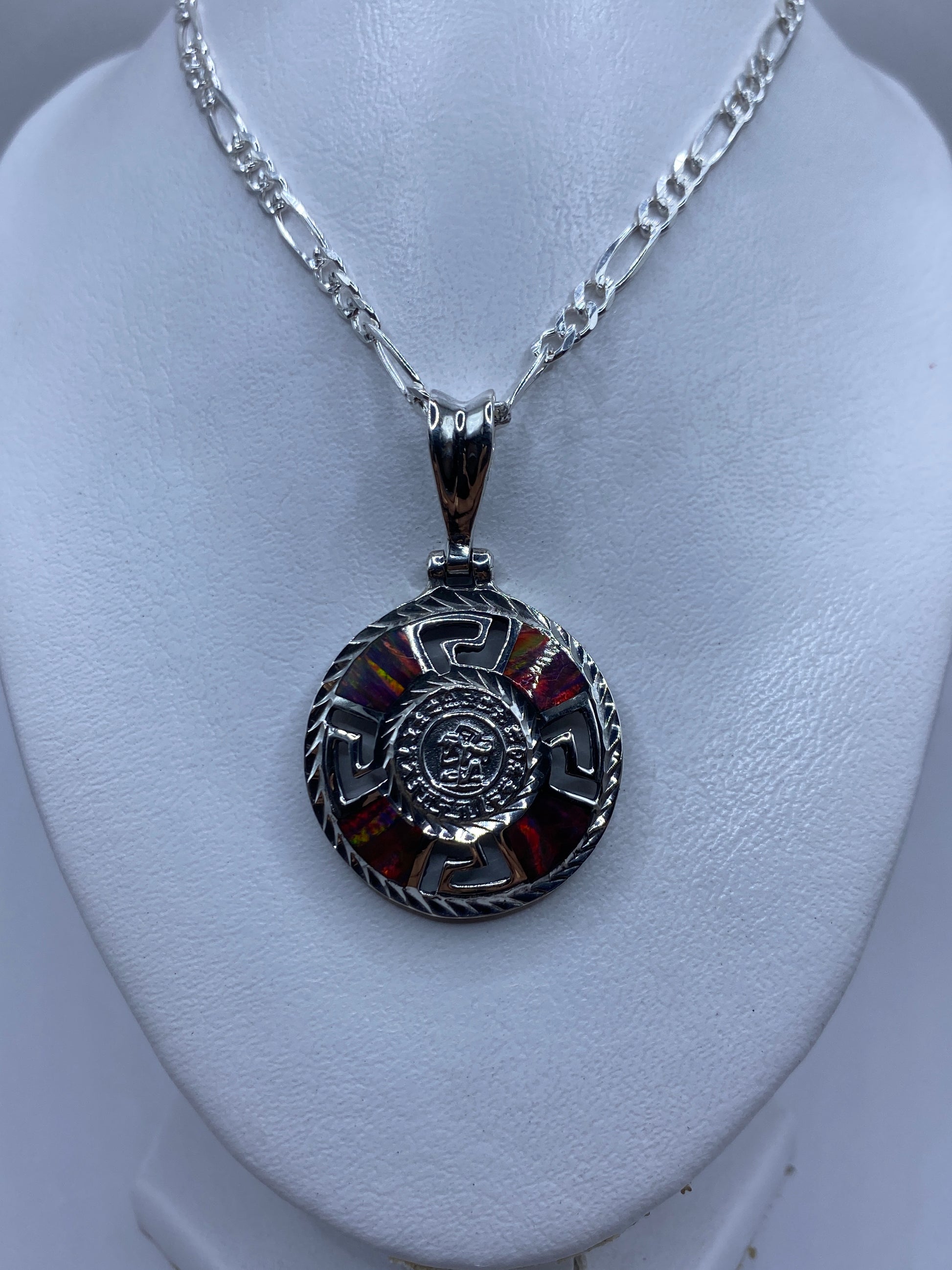 Detalle del medallón azteca con incrustación de ópalo de fuego multicolor en plata .950