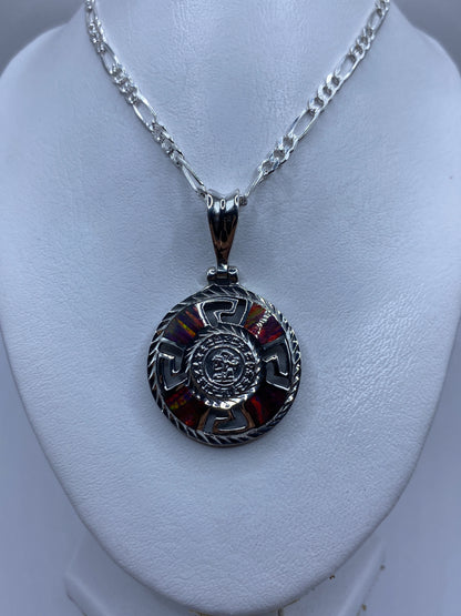 Detalle del medallón azteca con incrustación de ópalo de fuego multicolor en plata .950