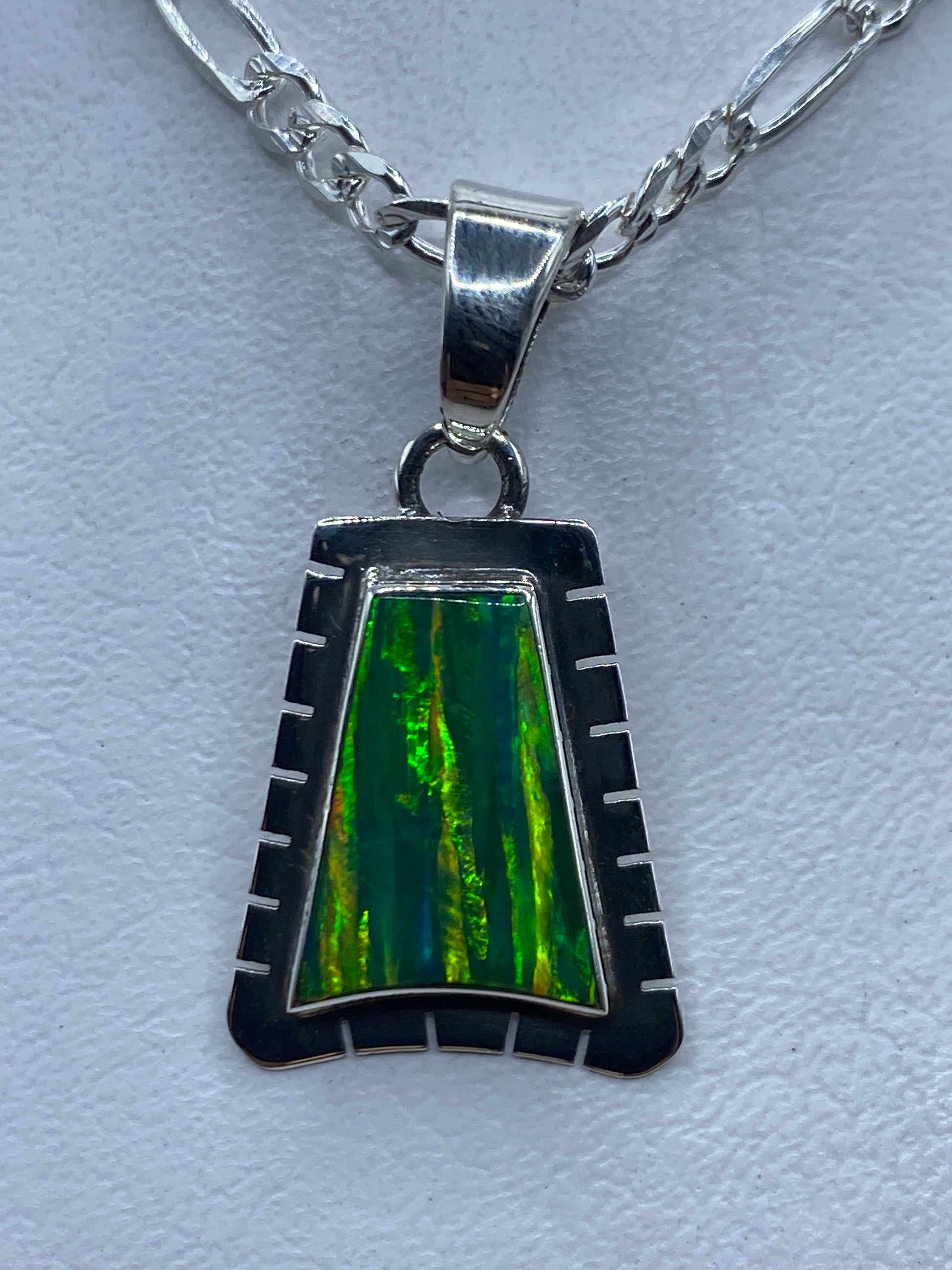 Dije de plata .950 con ópalo de fuego verde en forma de trapezio art-déco