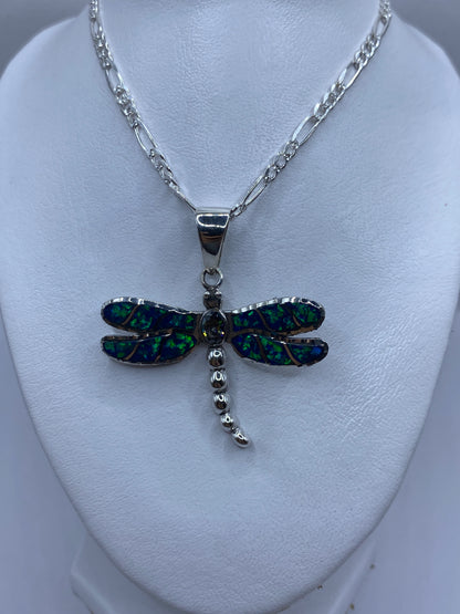Detalle del ópalo de fuego con destello azul verdoso y el engaste a mano en plata
