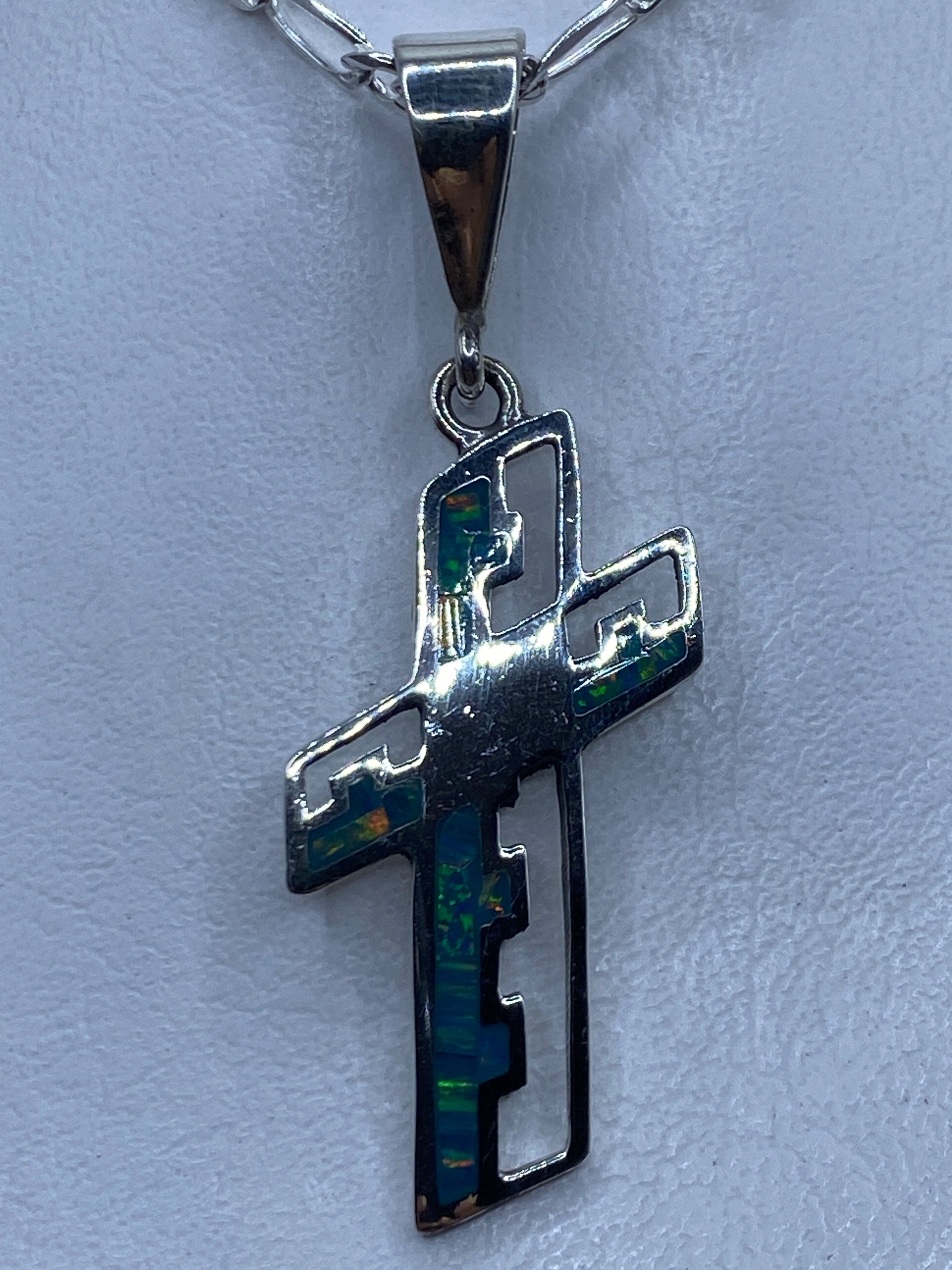 Dije cruz religiosa de plata .950 con ópalo de fuego azul engastado