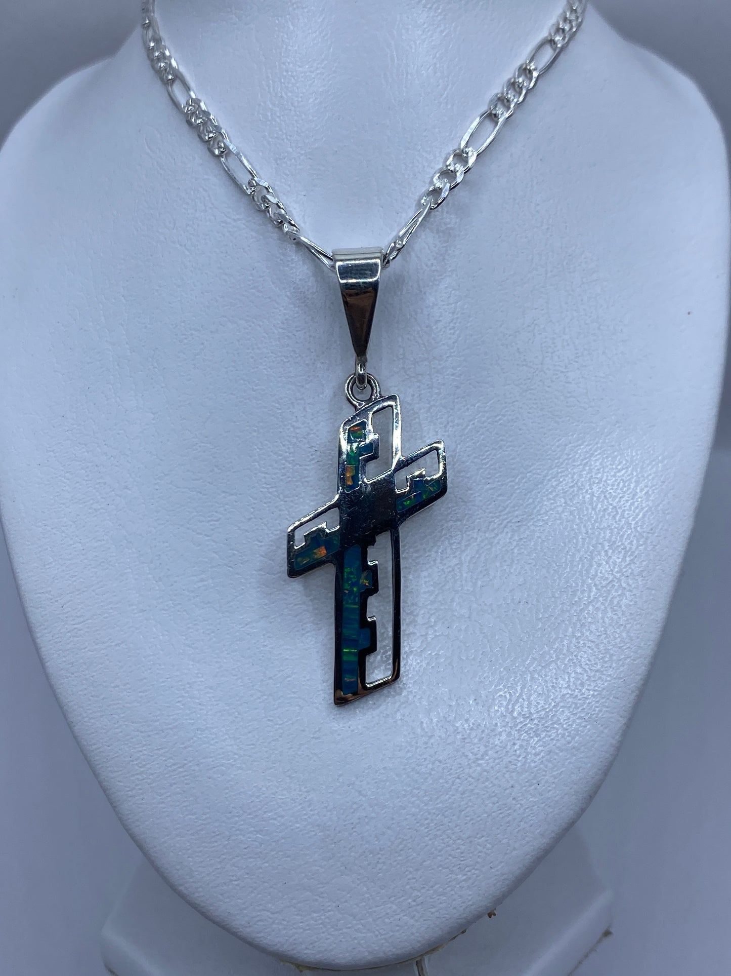 Cruz de 6 cm de largo sobre fondo blanco mostrando el Quinto .950