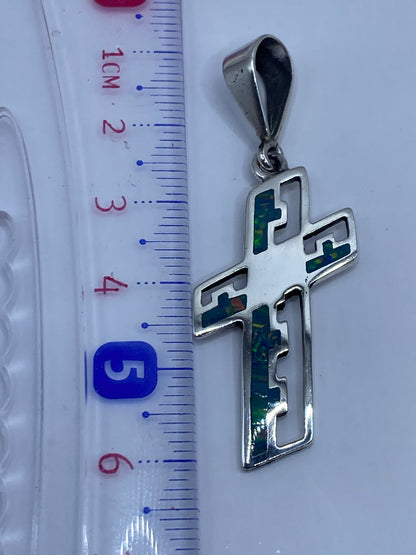 Dije puesto en cadena de plata, vista frontal del ópalo azul