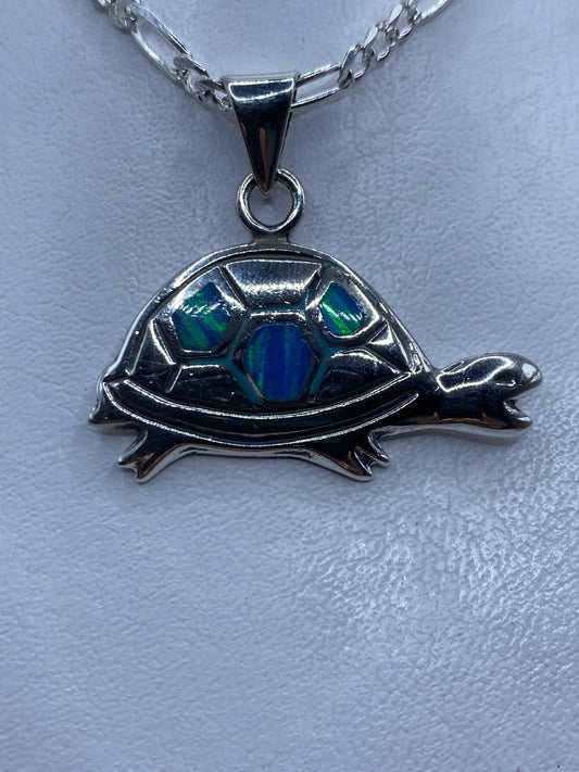 Dije tortuga de plata con Opalo de Fuego azul cielo engastado en el caparazón