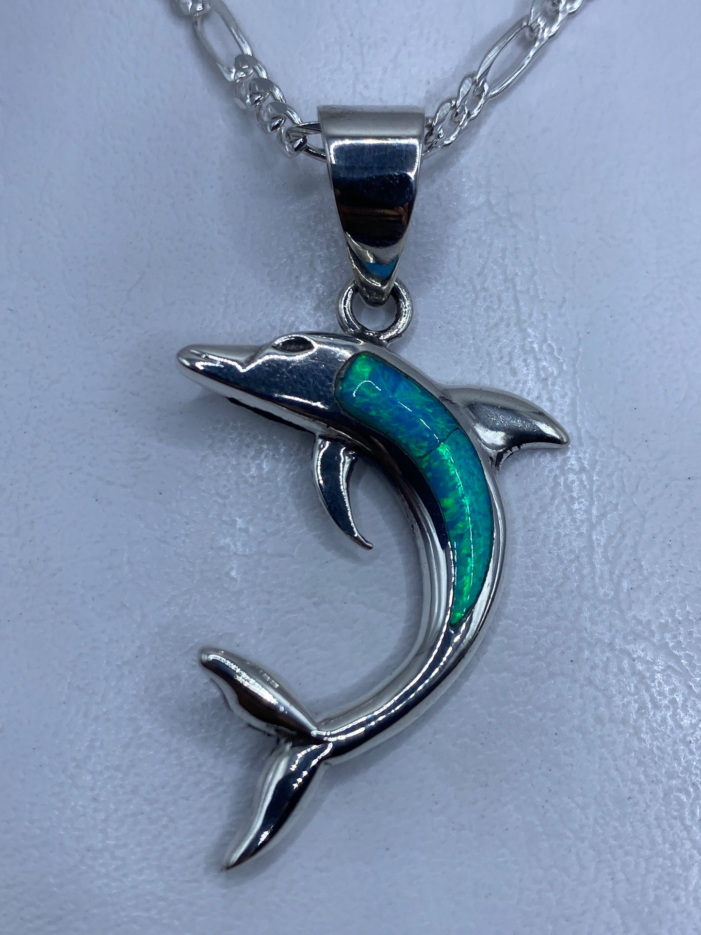 Dije delfín de plata .950 con Opalo de Fuego azul cielo, colgando de cadena de plata