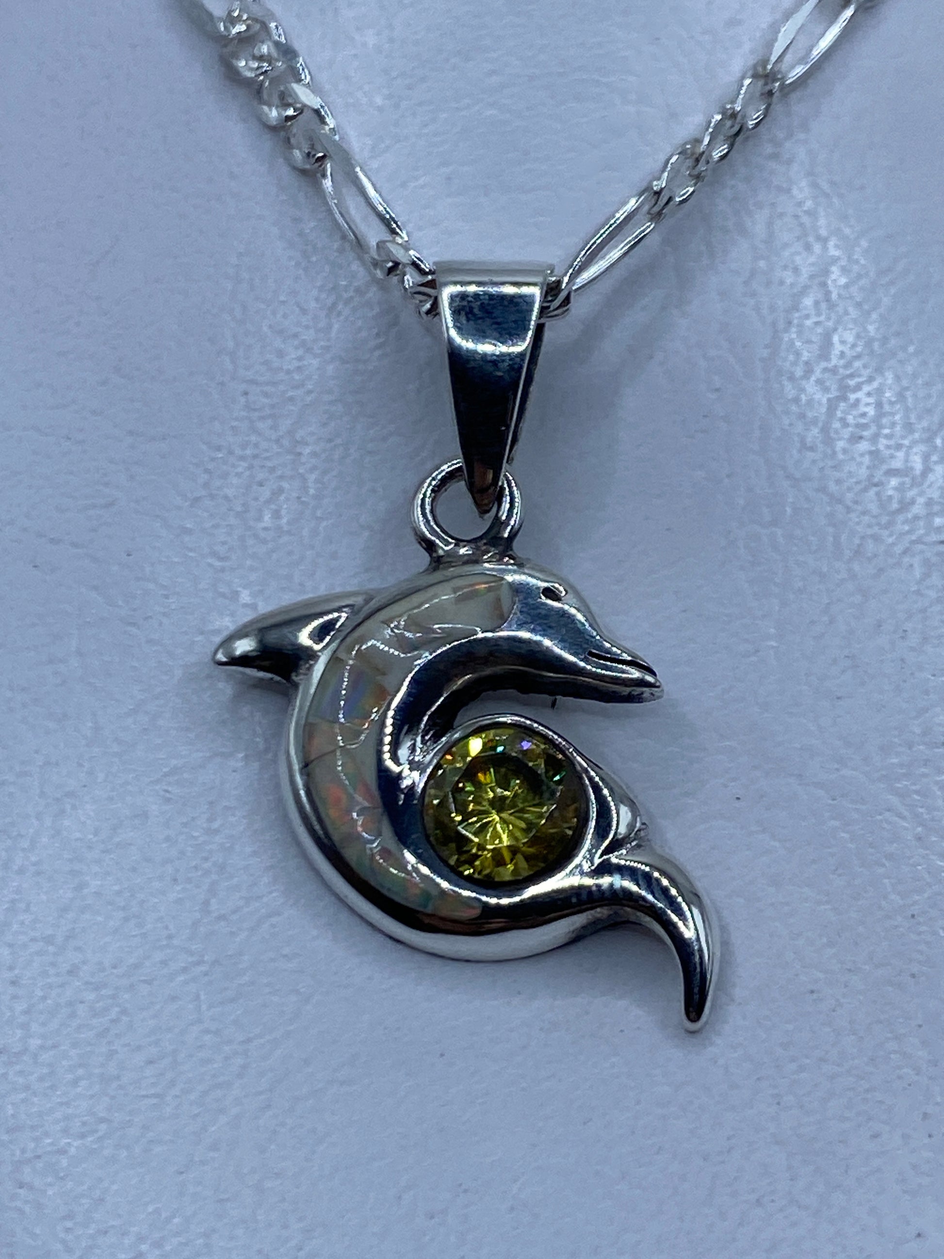 Dije de delfín en plata .950 con ópalo de fuego multicolor, colgando de cadena plateada