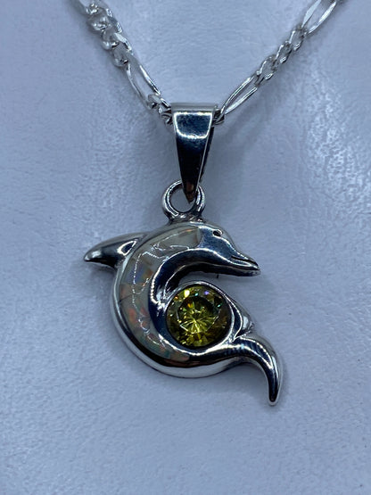 Dije de delfín en plata .950 con ópalo de fuego multicolor, colgando de cadena plateada