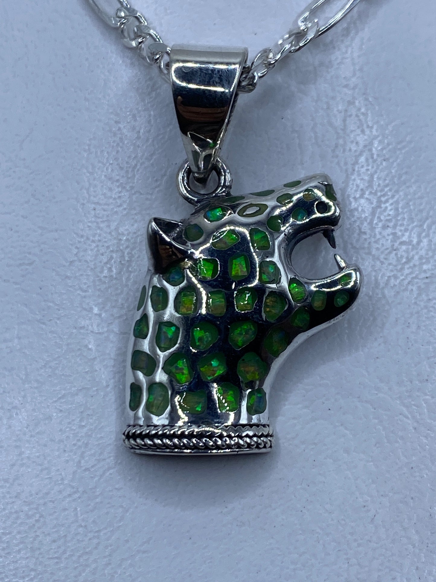 Dije de plata jaguareté con ópalo de fuego verde limón engastado a mano