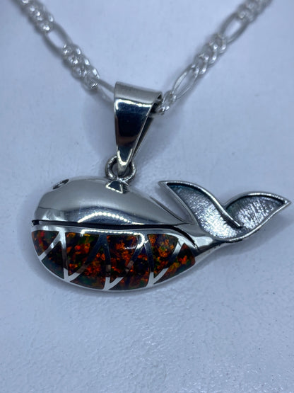 Dije ballena de plata .950 con ópalo de fuego multicolor sobre cadena plata, vista frontal