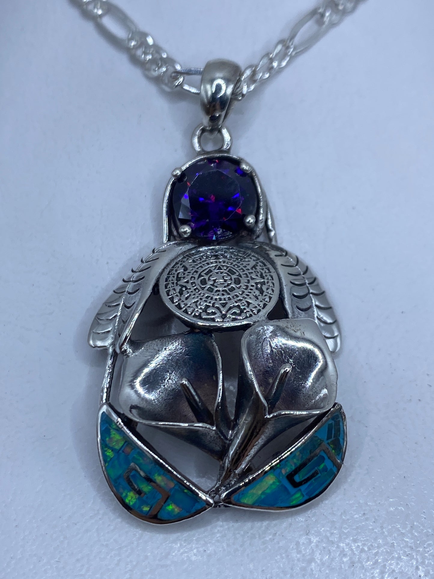 Dije escarabajo de plata .950 con ópalo de fuego azul cielo, colgante de una cadena de plata, vista frontal