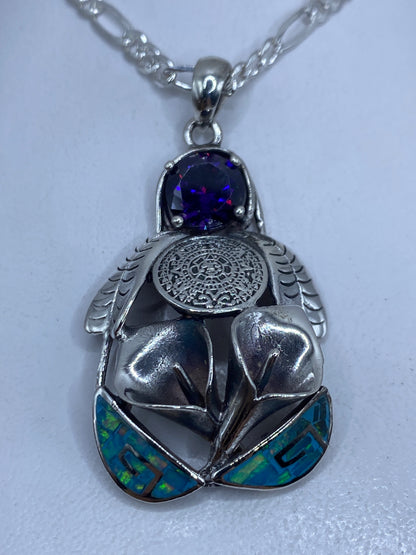 Dije escarabajo de plata .950 con ópalo de fuego azul cielo, colgante de una cadena de plata, vista frontal