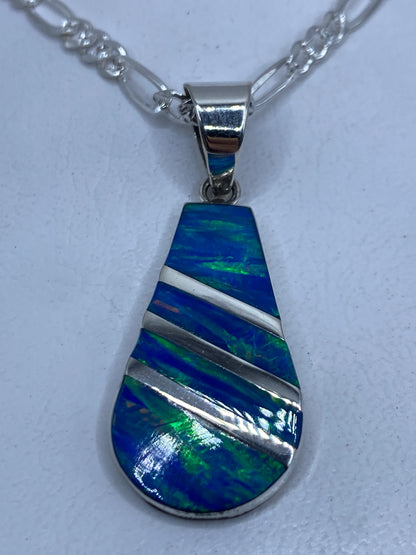 Dije de plata .950 con ópalo de fuego azul e incrustaciones de plata diagonales
