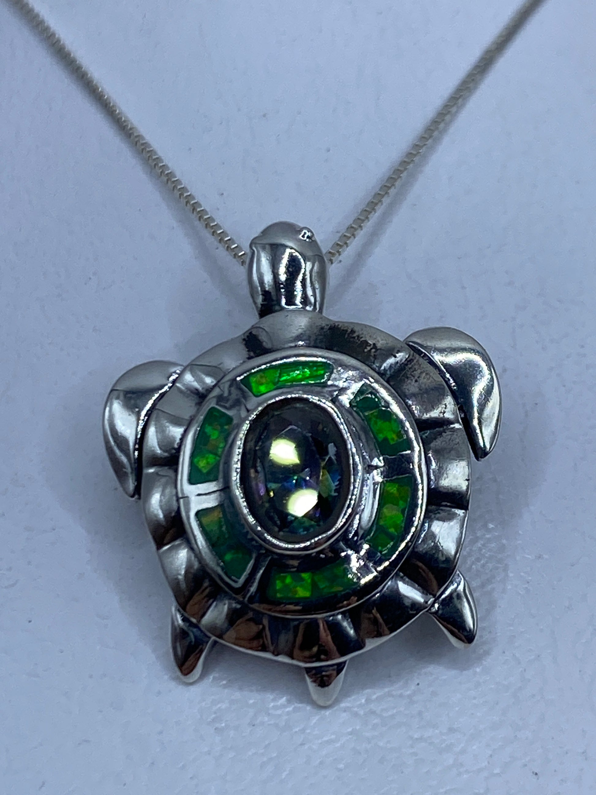 Dije tortuga en plata .950 con ópalo de fuego verde limón, colgando de cadena plateada