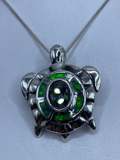 Dije tortuga en plata .950 con ópalo de fuego verde limón, colgando de cadena plateada