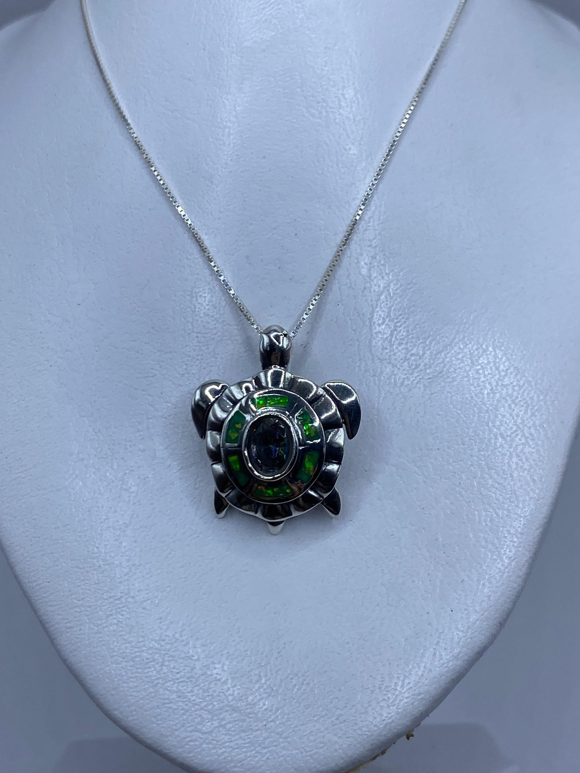 Detalle de la incrustación de piedra y el pulido de la plata .950