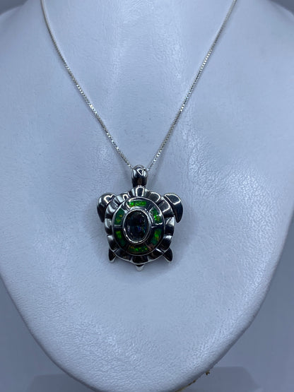 Detalle de la incrustación de piedra y el pulido de la plata .950