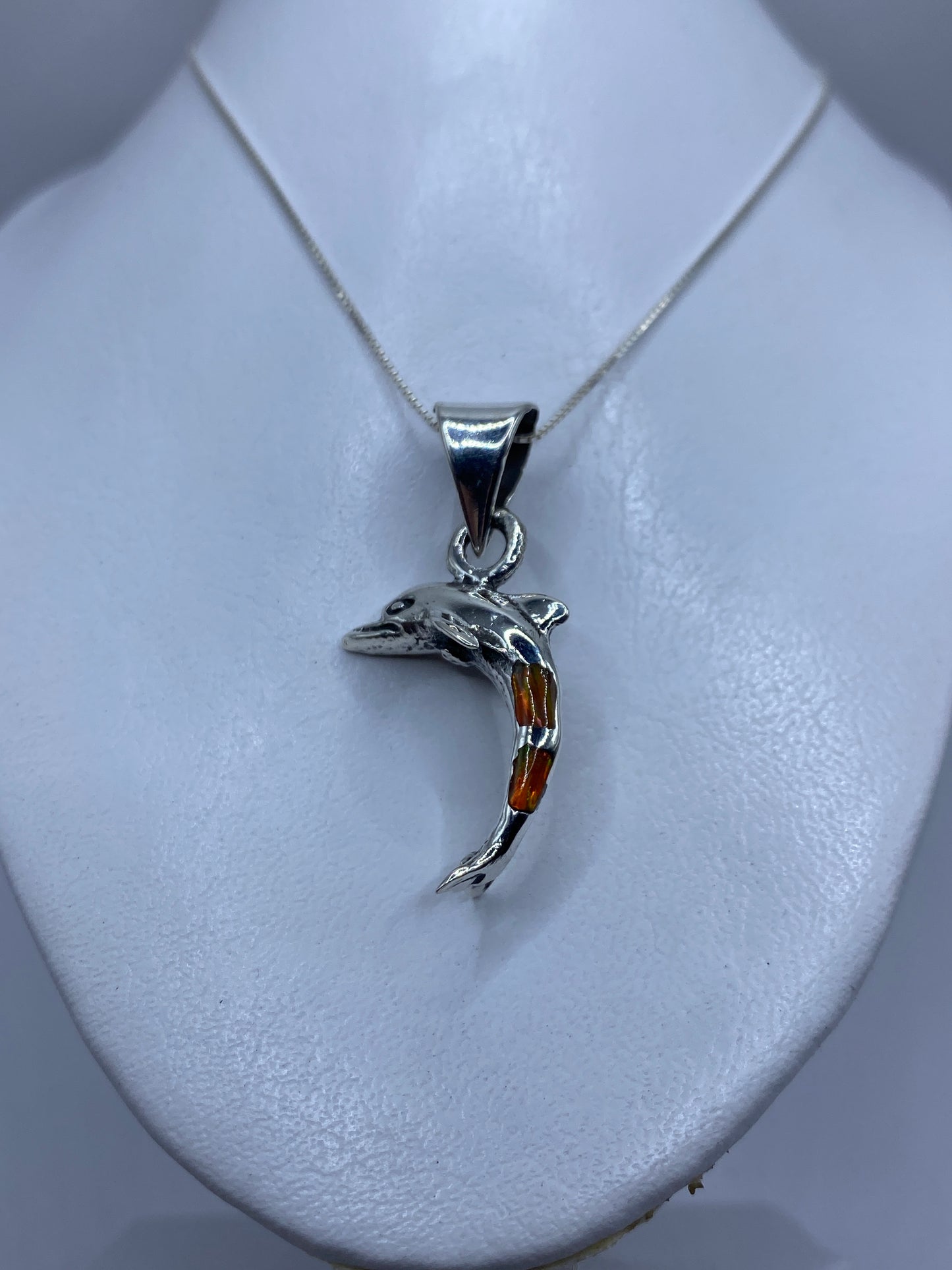 Detalle de la incrustación de ópalo de fuego en plata .925