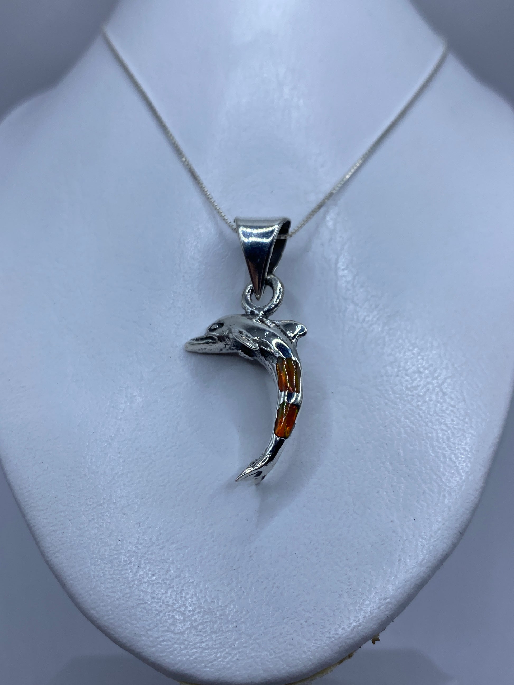 Detalle de la incrustación de ópalo de fuego en plata .925