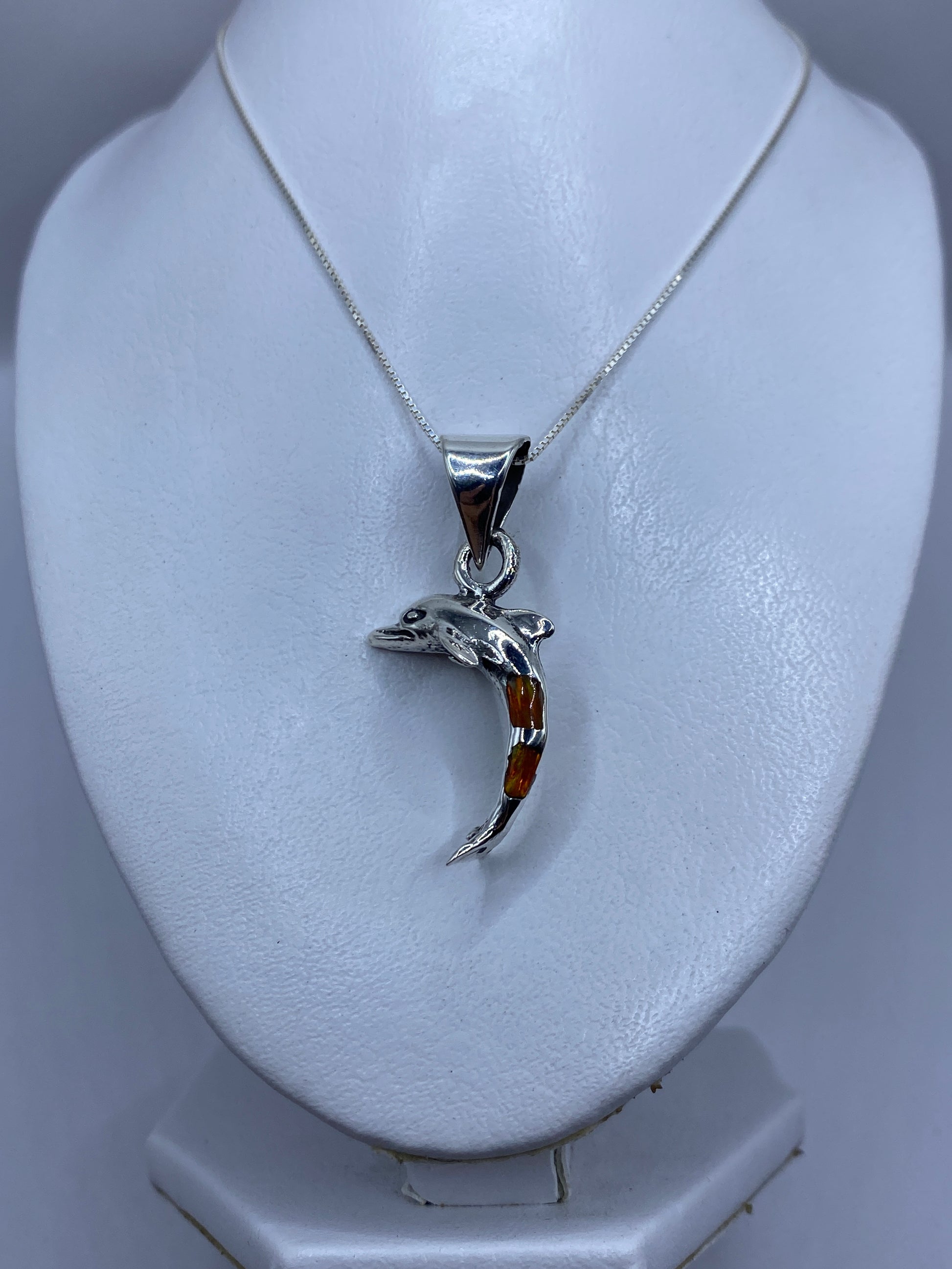 Dije de 4.3 cm sobre maniquí blanco mostrando tamaño y presencia