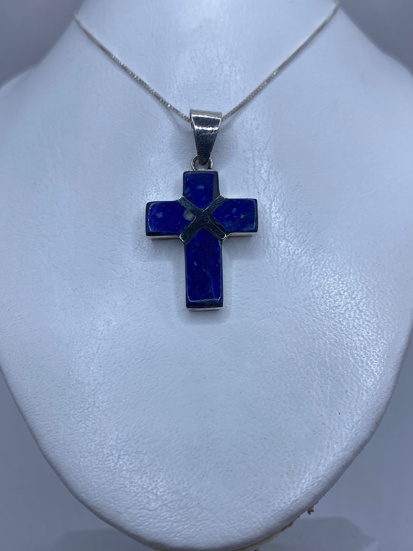 Vista frontal de la cruz religiosa de 4.5 cm con piedra azul natural