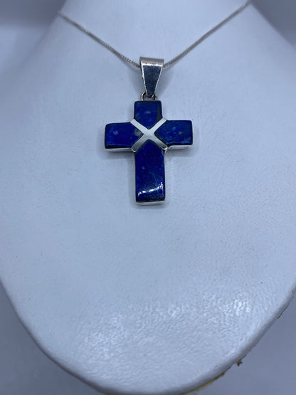 Detalle del engaste a mano del lapislázuli en la cruz de plata