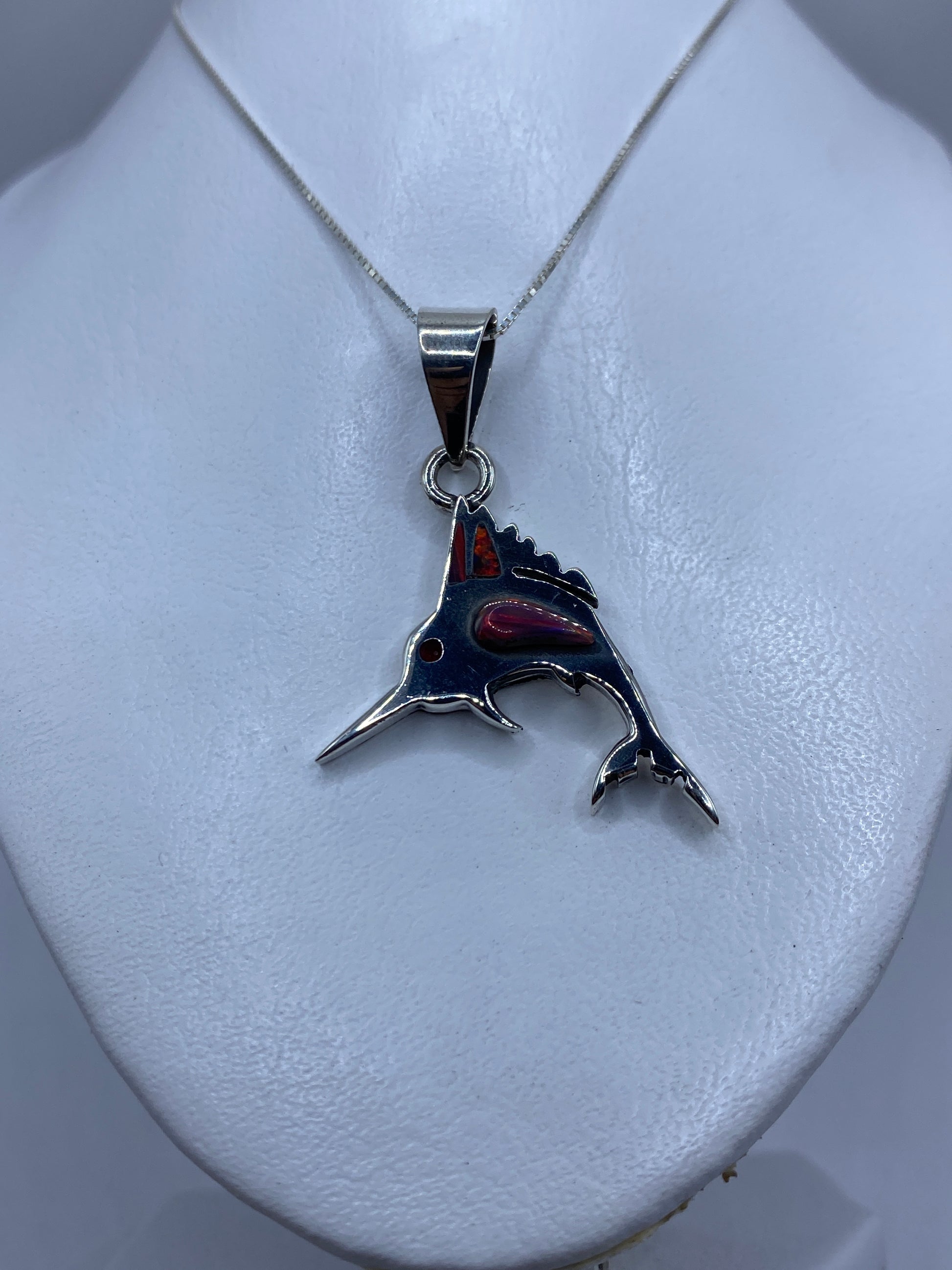 Tiburón de plata .950 mostrando el engaste del ópalo de fuego en tonos rojo y naranja