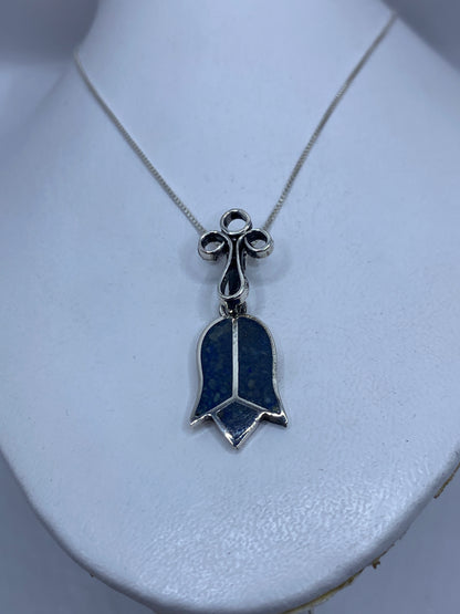 Detalle frontal de la campana con piedra azul y tres aros decorativos en plata