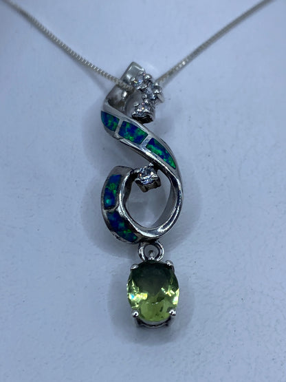 Dije de plata .925 con ópalo de fuego azul iridiscente, colgado de una cadena plateada