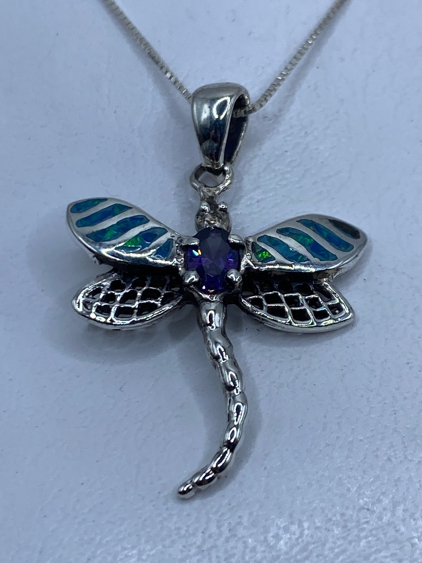 Dije libélula de plata .950 con Ópalo de Fuego azul, colgando de cadena en el cuello
