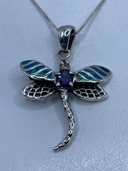 Dije libélula de plata .950 con Ópalo de Fuego azul, colgando de cadena en el cuello