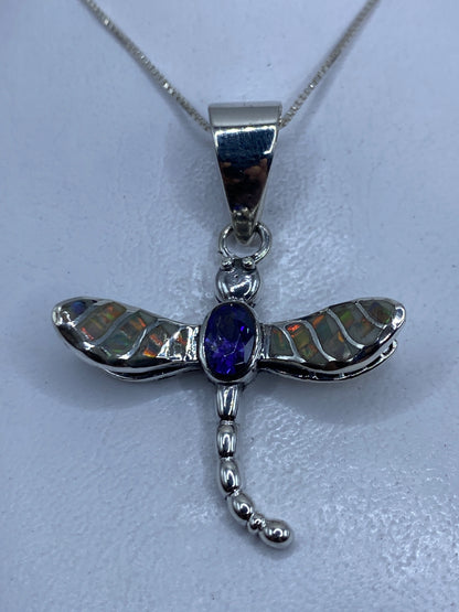 Dije libélula en plata .950 con ópalo de fuego multicolor en las alas, colgante sobre fondo blanco