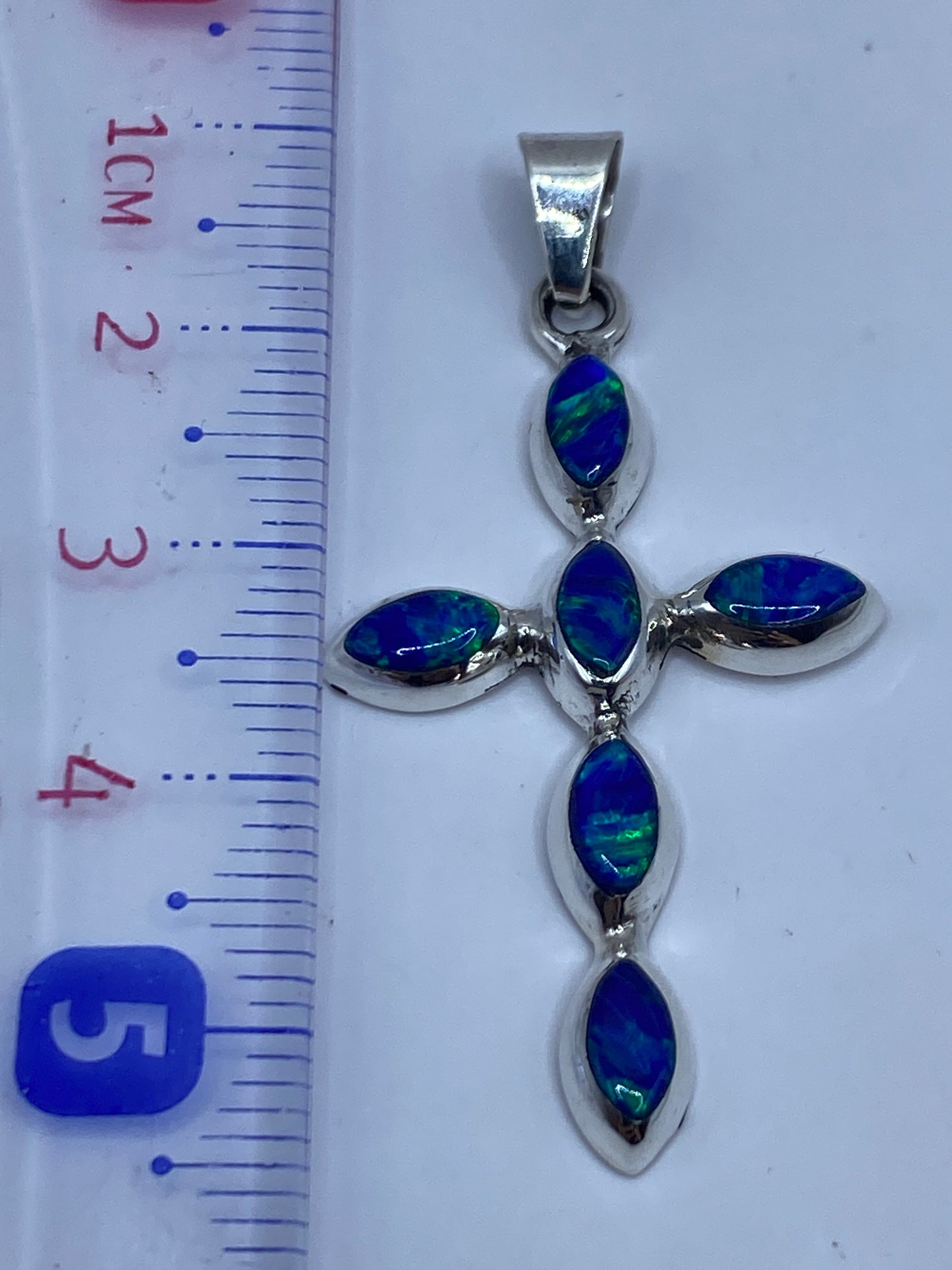 Medición de la cruz de plata: 5.5 cm de largo, sin cadena incluida