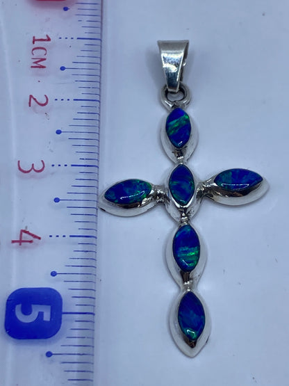 Medición de la cruz de plata: 5.5 cm de largo, sin cadena incluida