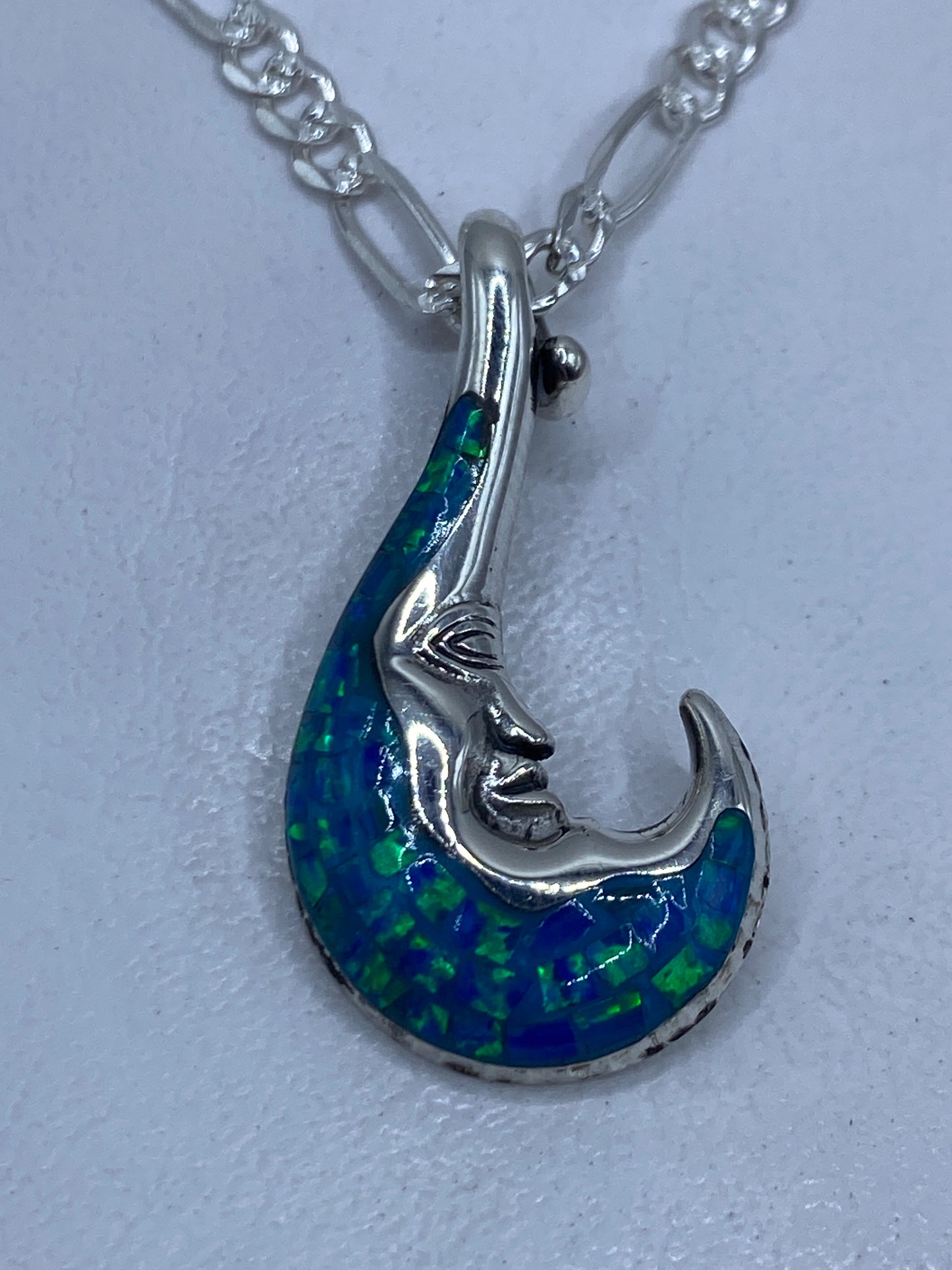 Dije luna de plata .950 con ópalo de fuego azul cielo, rostro grabado, colgante en cadena plateada